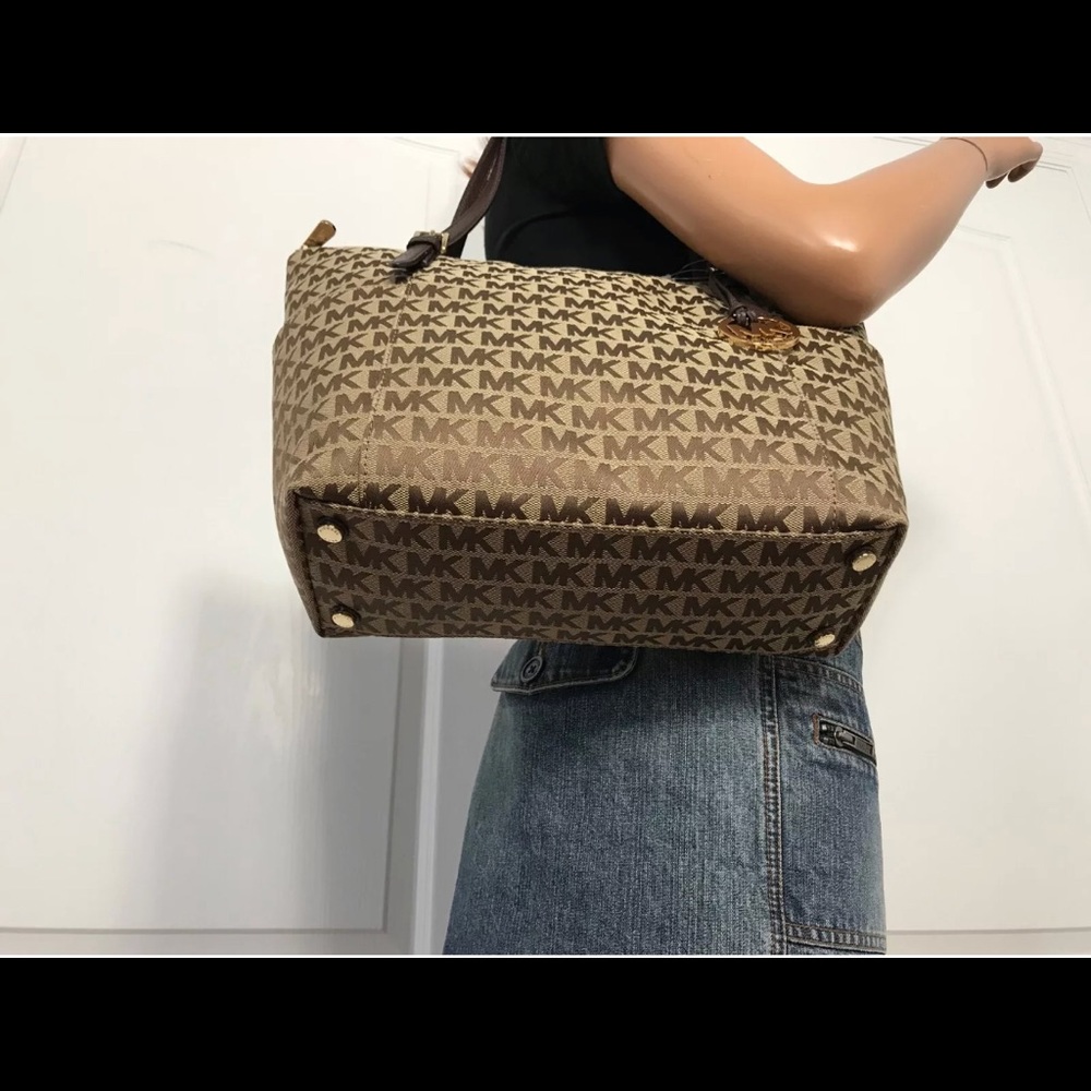 MICHAEL KORS LARGE SAFFIANO LEATHER SHOULDER TOTE - Picture 8 of 8